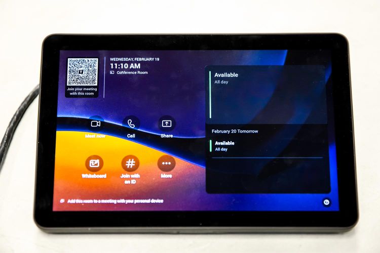 Touchscreen conference room controller displaying room availability